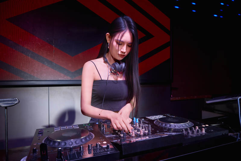 穿着性感黑色吊带裙的女DJ在打碟图片