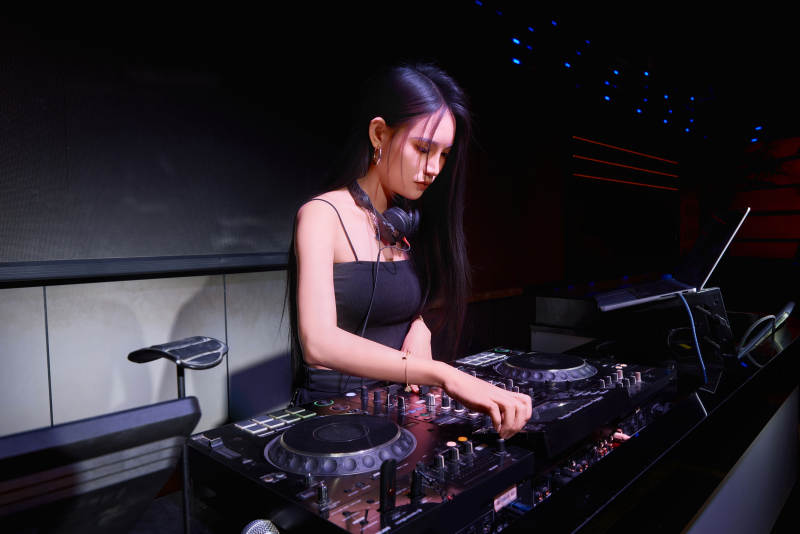 穿着性感黑色吊带裙的女DJ在打碟图片