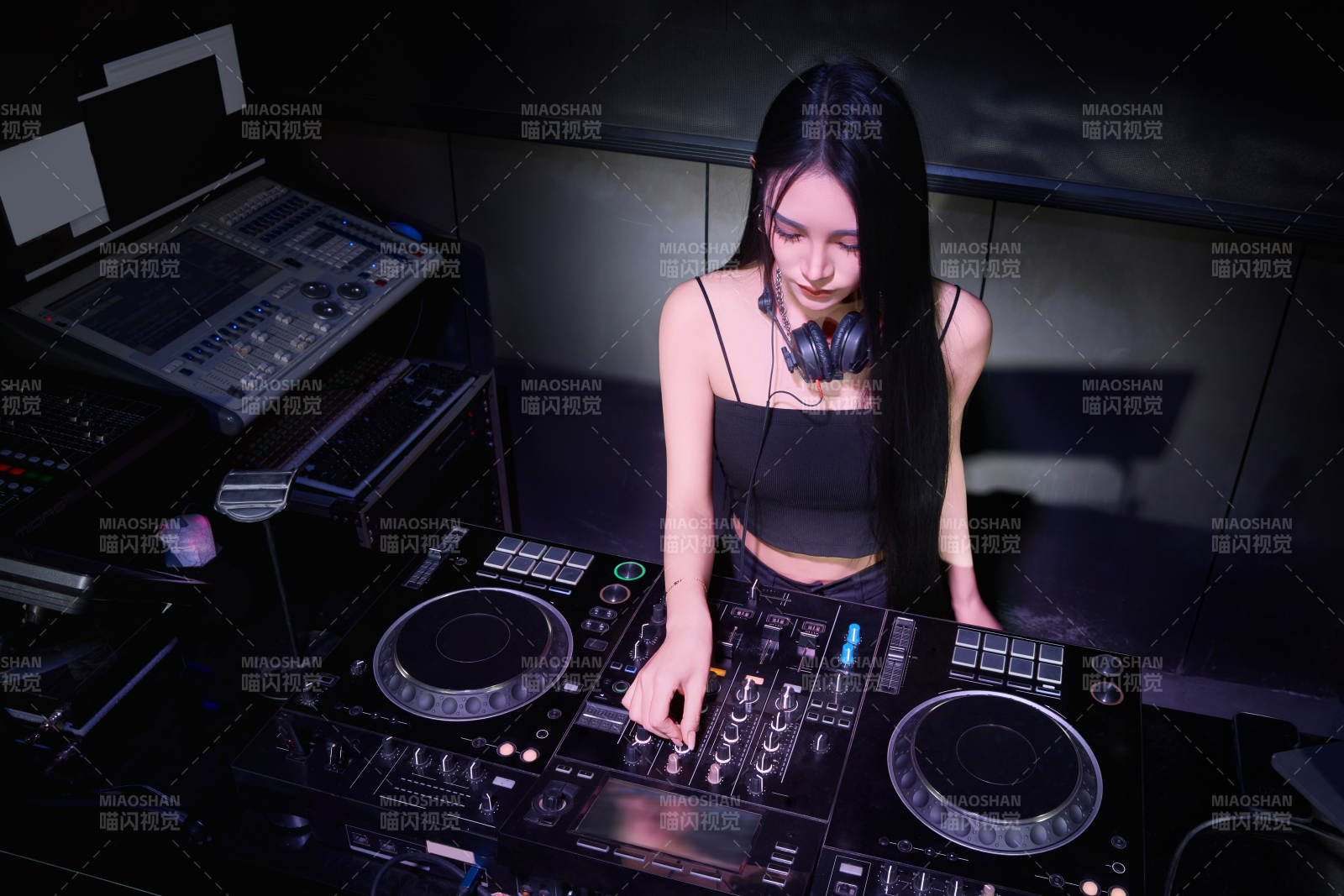 穿着性感黑色吊带裙的女DJ在打碟图片