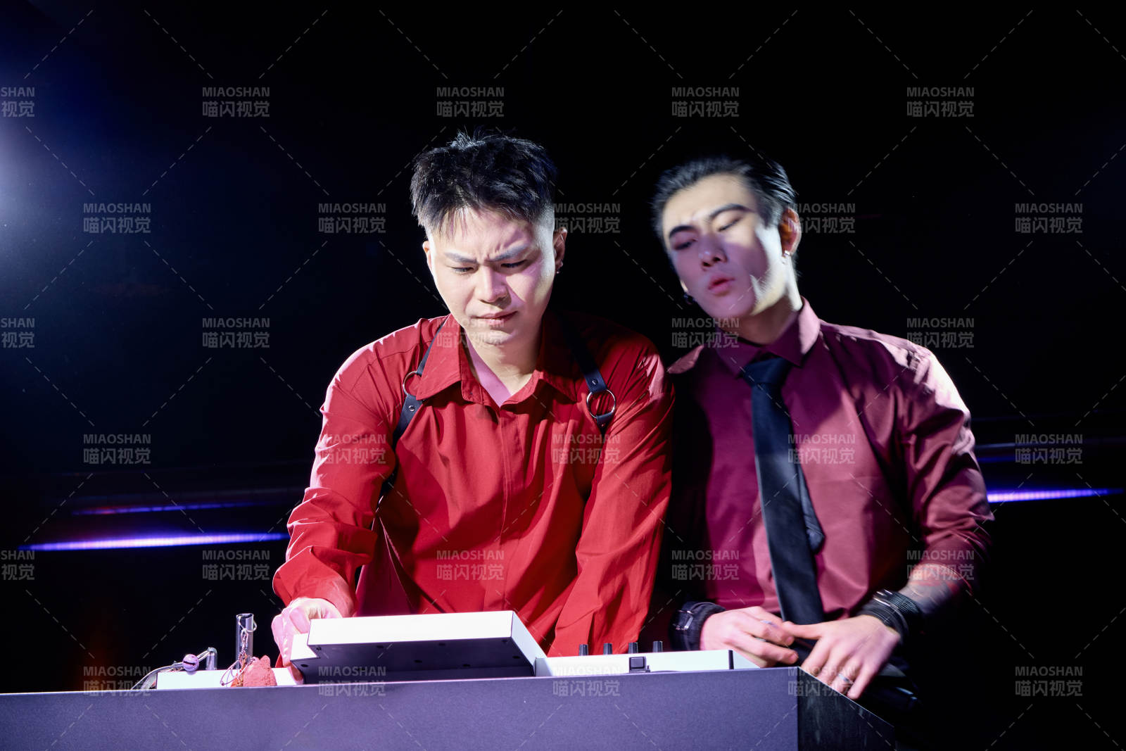 烧烤店后厨的厨师在烤炉上的烤制美食肉串图片