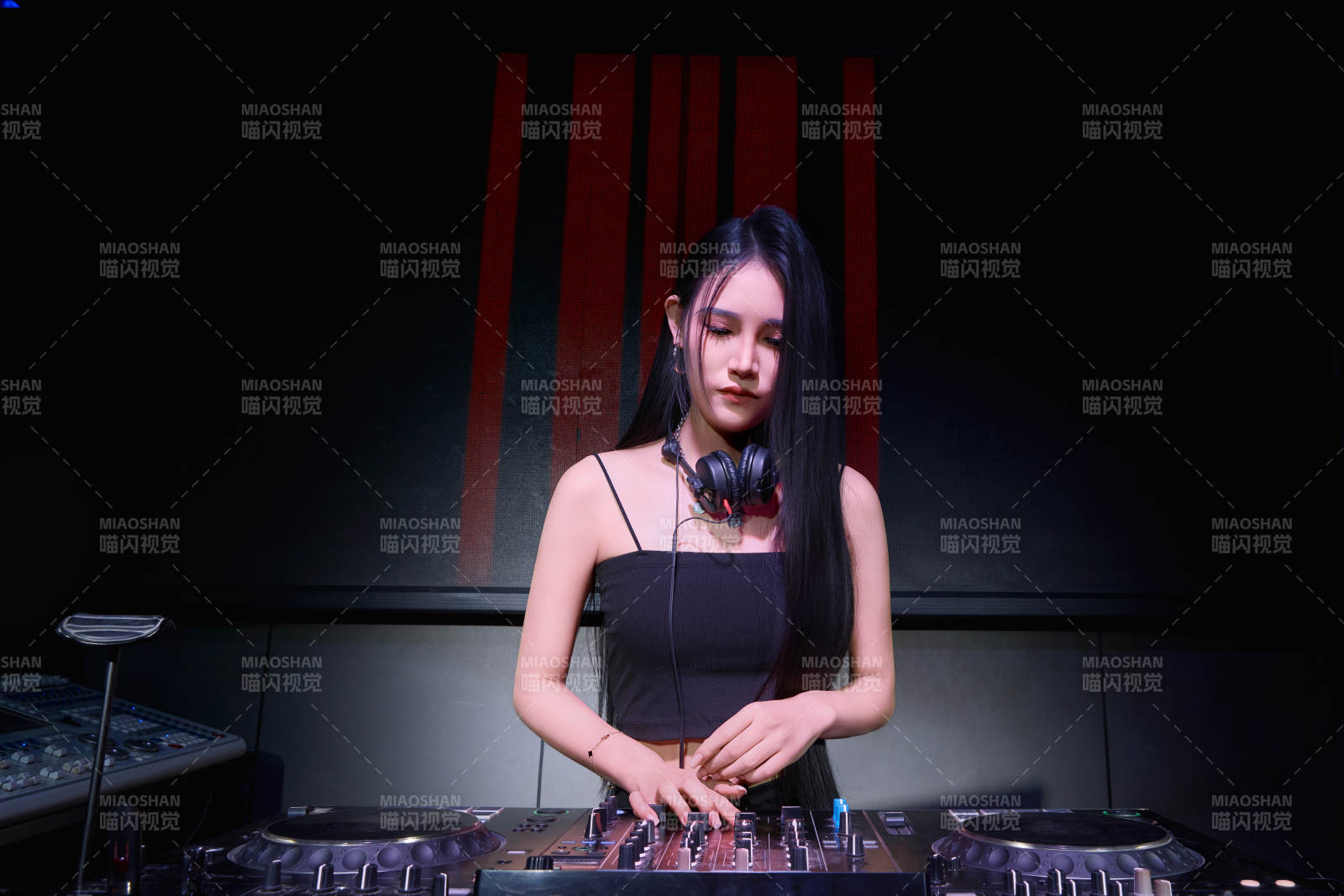 穿着性感黑色吊带裙的女DJ在打碟图片