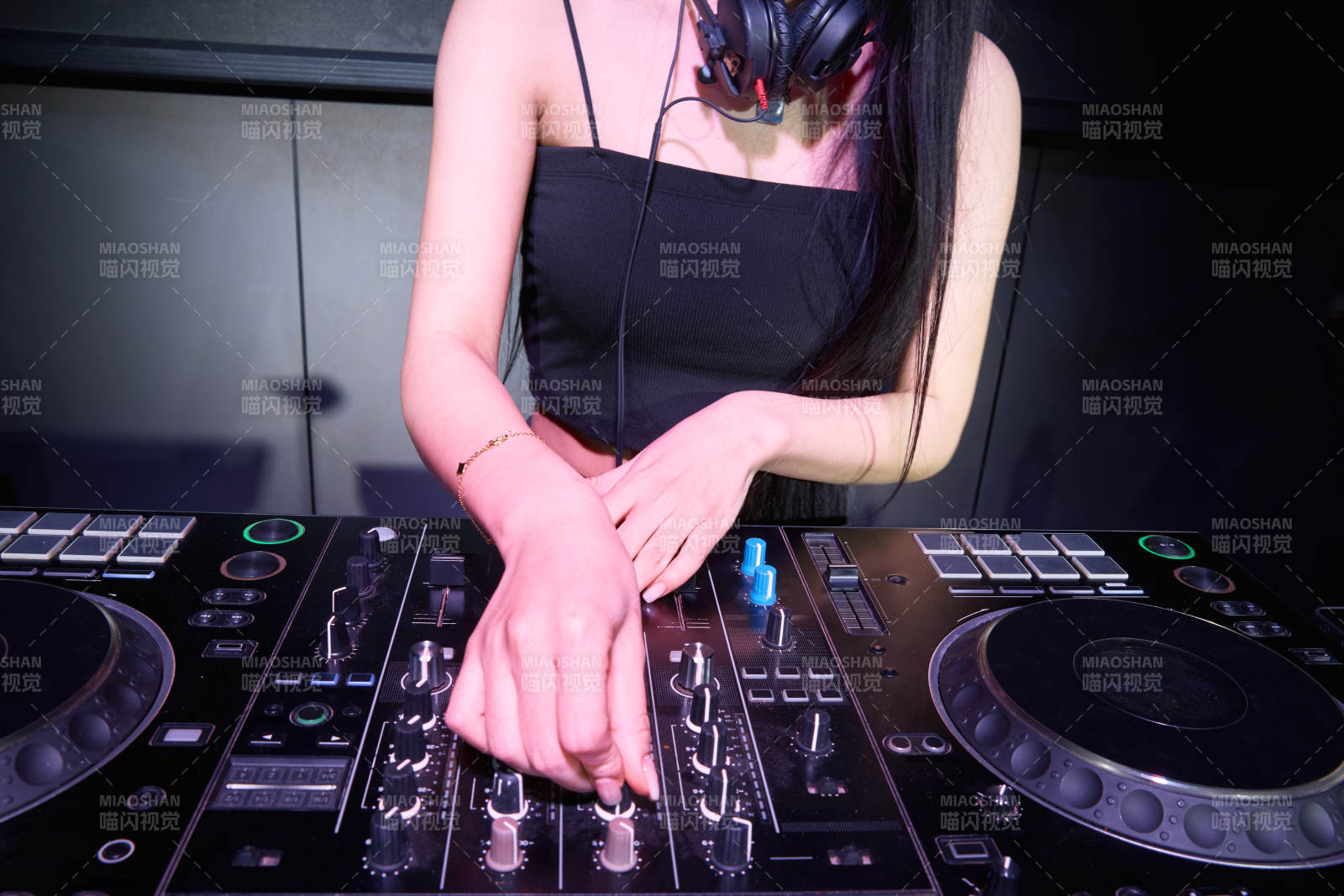 穿着性感黑色吊带裙的女DJ在打碟图片