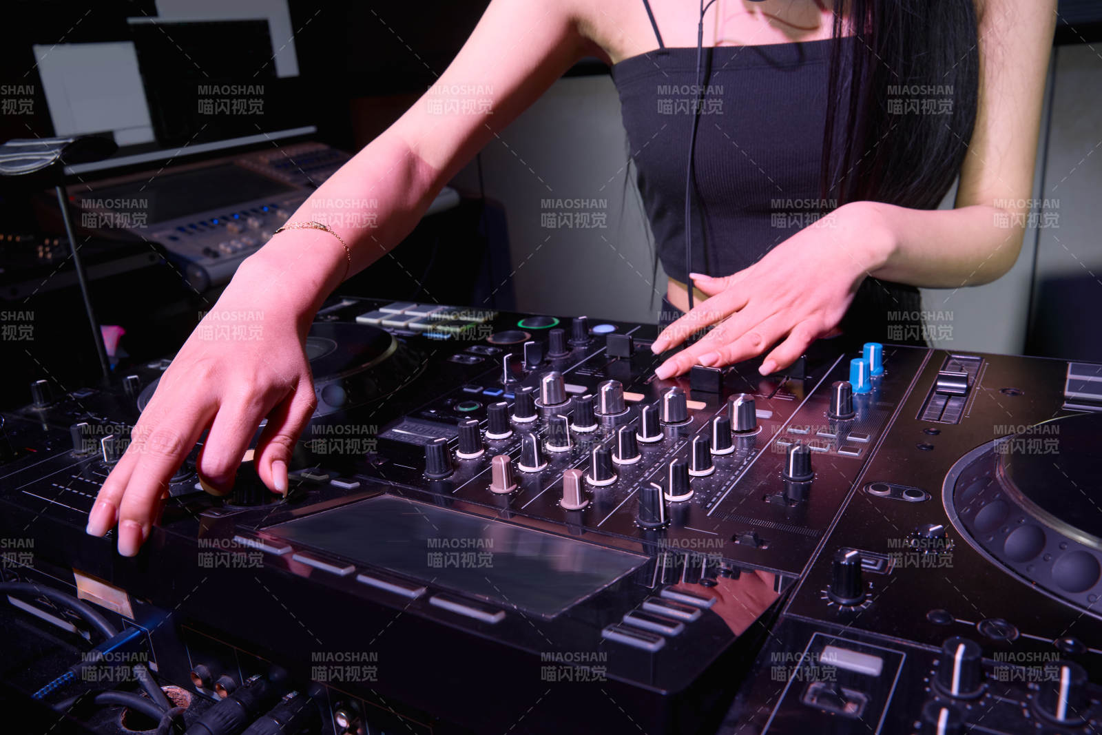 穿着性感黑色吊带裙的女DJ在打碟图片