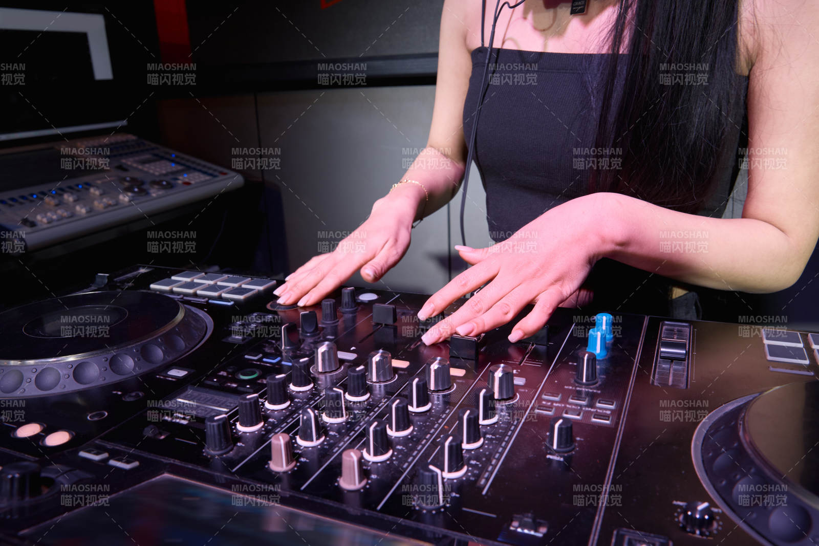 穿着性感黑色吊带裙的女DJ在打碟图片