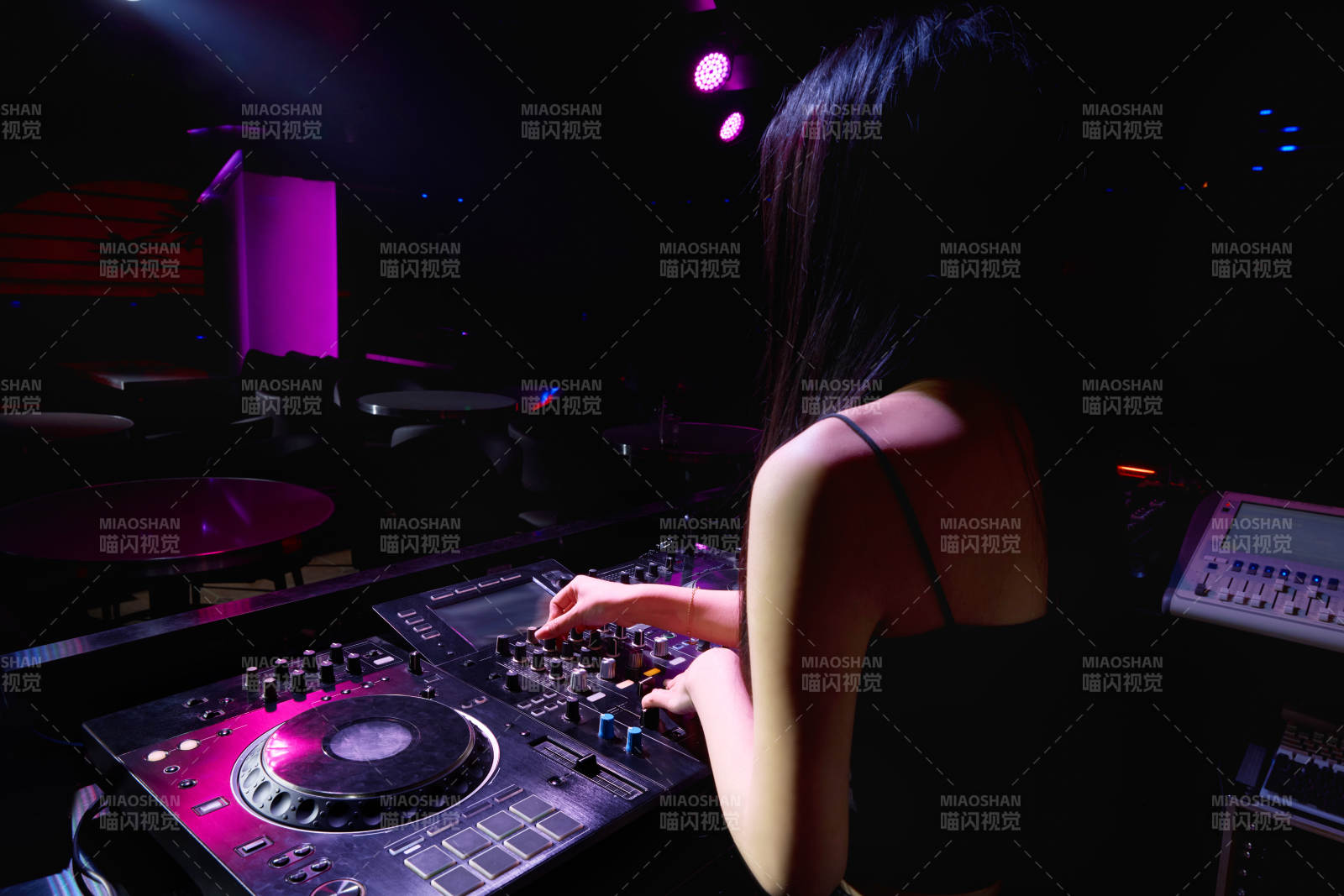 穿着性感黑色吊带裙的女DJ在打碟图片