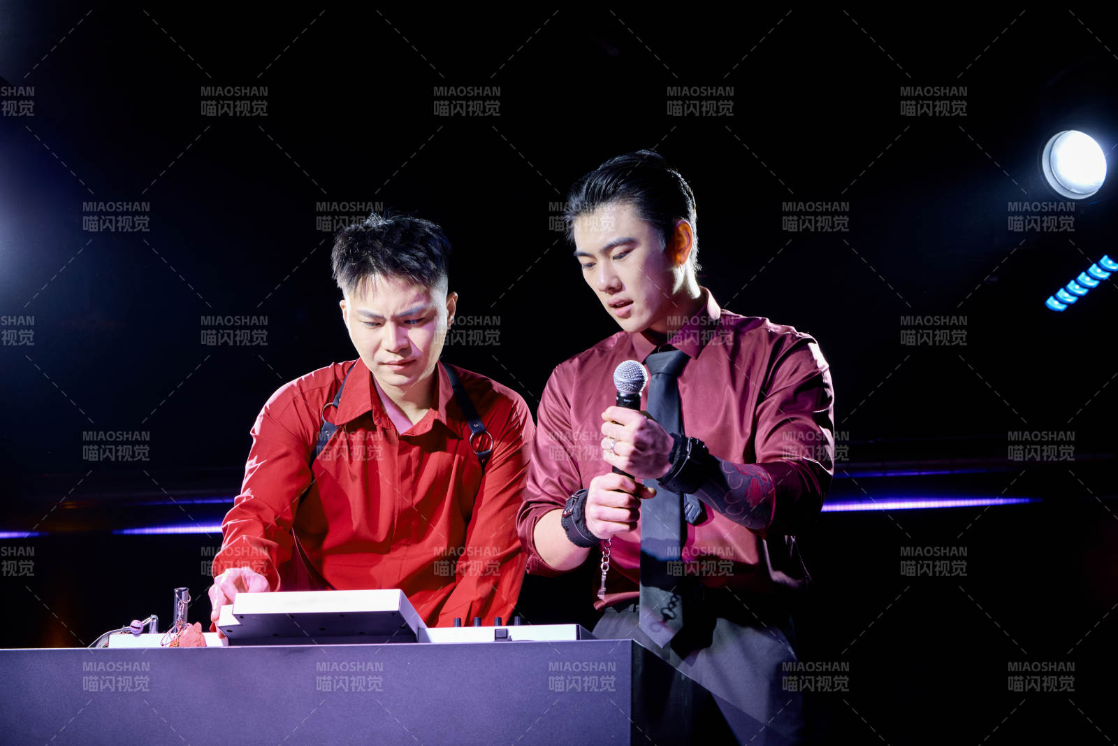 人与食物紧张忙碌的中餐厨房图片