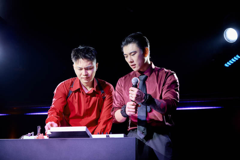 人与食物紧张忙碌的中餐厨房图片