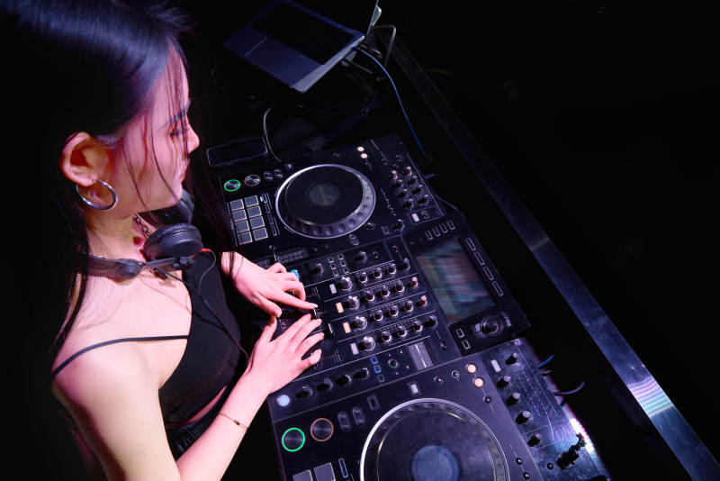 穿着性感黑色吊带裙的女DJ在打碟图片