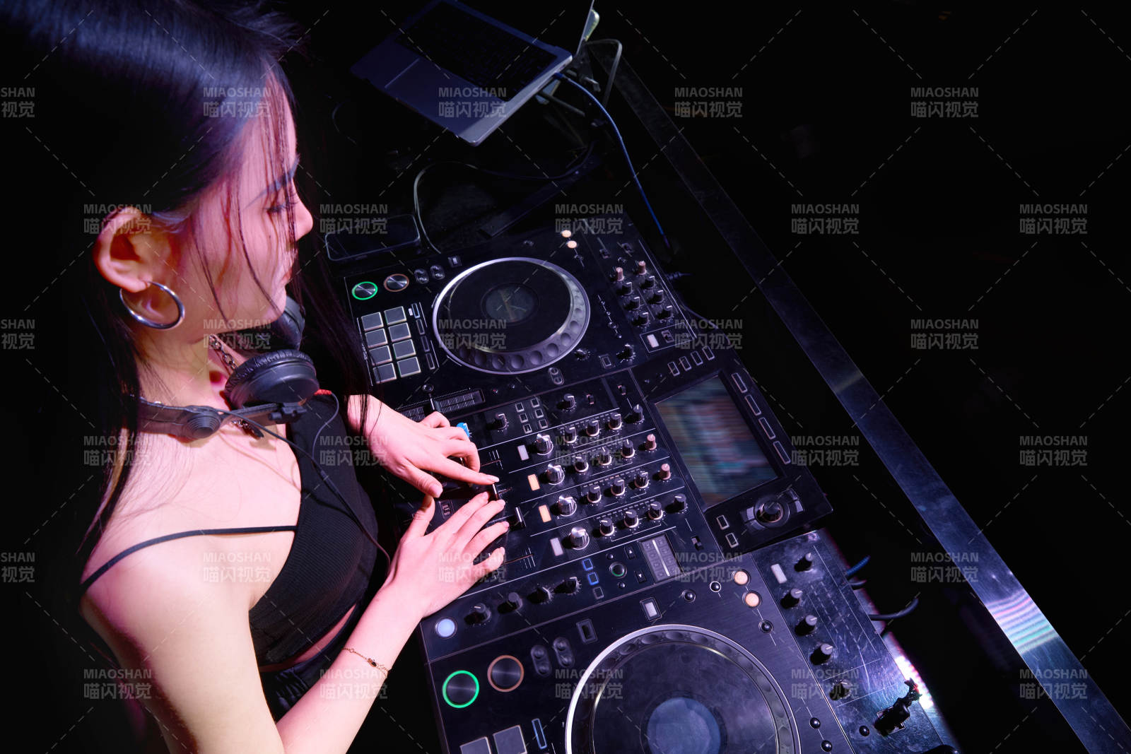 穿着性感黑色吊带裙的女DJ在打碟图片