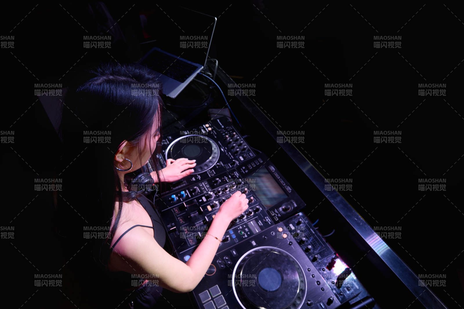 穿着性感黑色吊带裙的女DJ在打碟图片