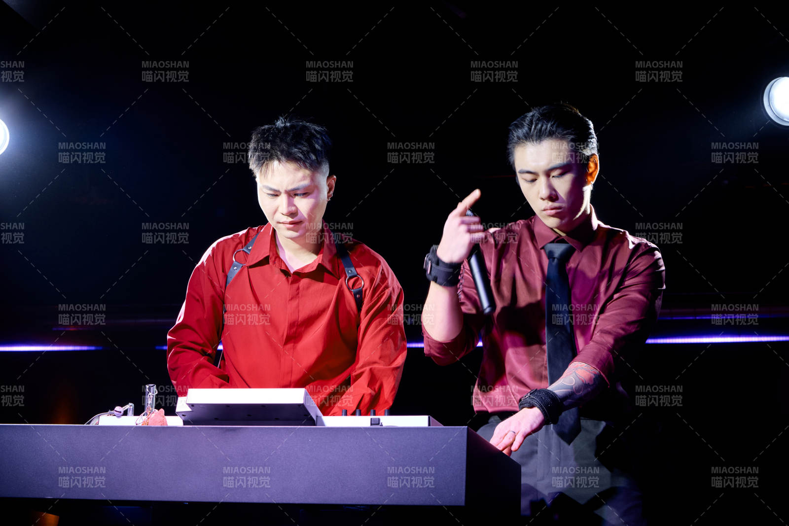 人与食物紧张忙碌的中餐厨房图片