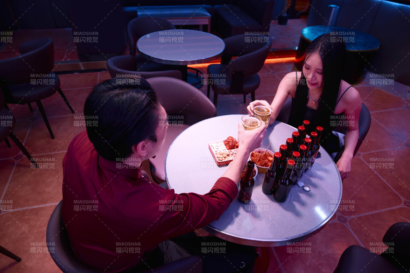 快乐的年轻情侣在酒吧喝酒聊天图片