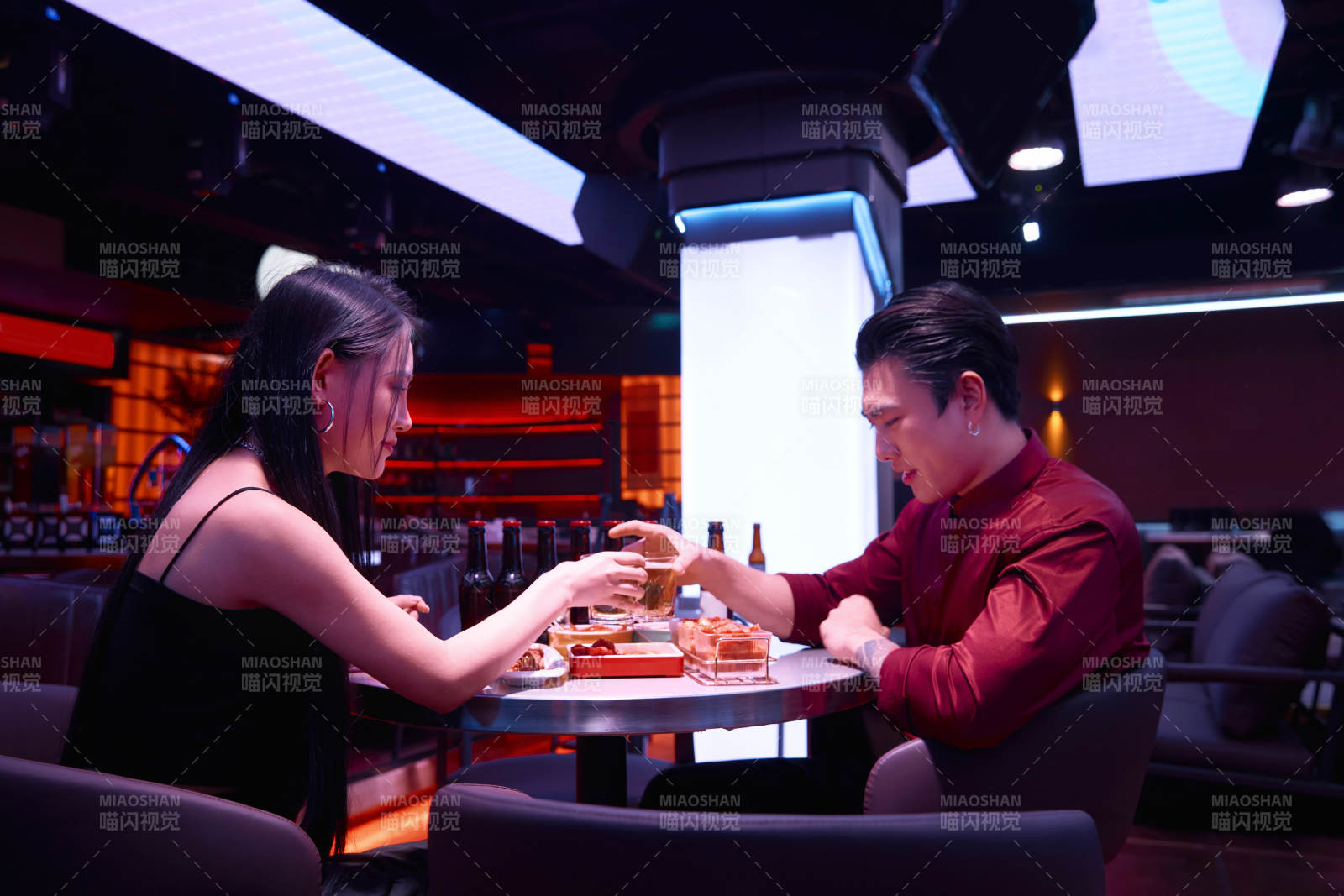 快乐的年轻情侣在酒吧喝酒聊天图片