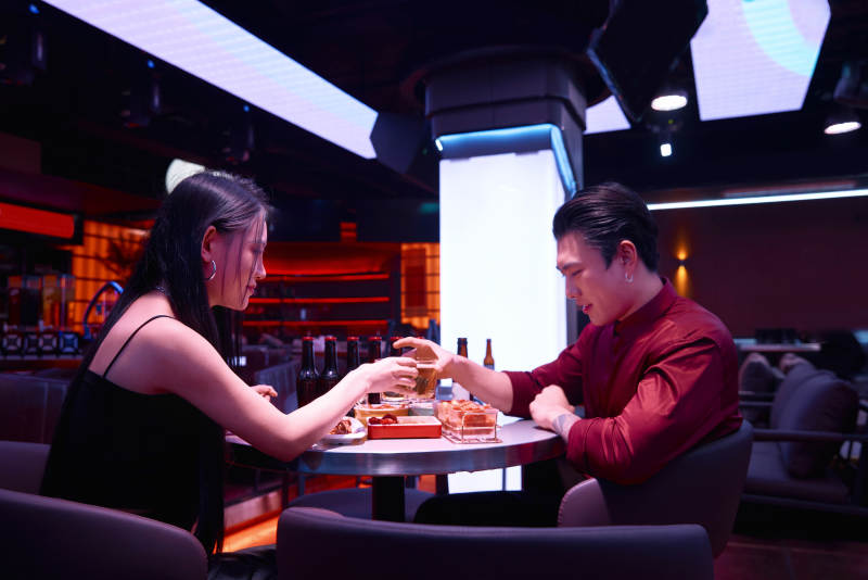 快乐的年轻情侣在酒吧喝酒聊天图片