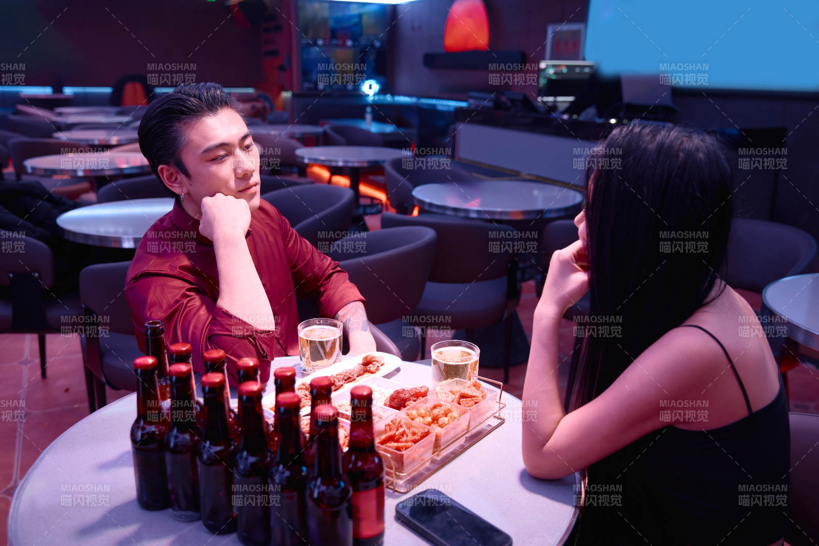 快乐的年轻情侣在酒吧喝酒聊天图片