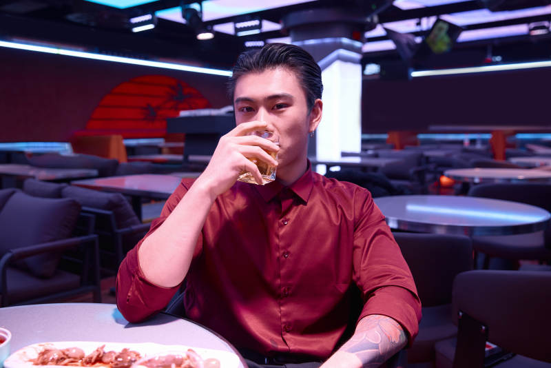 快乐的年轻情侣在酒吧喝酒聊天图片