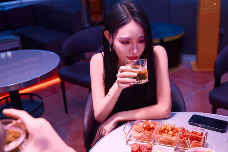 快乐的年轻情侣在酒吧喝酒聊天图片