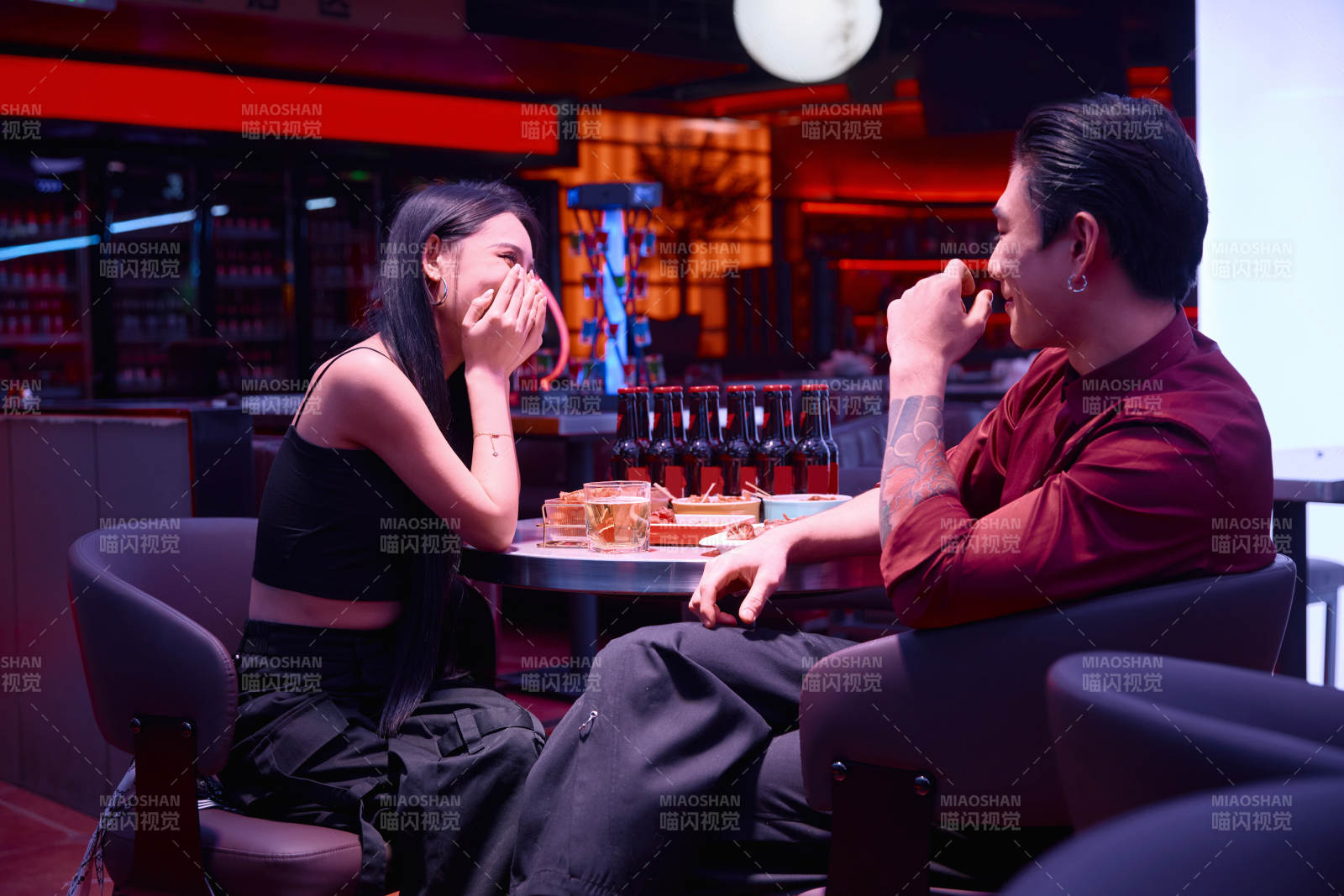 快乐的年轻情侣在酒吧喝酒聊天图片