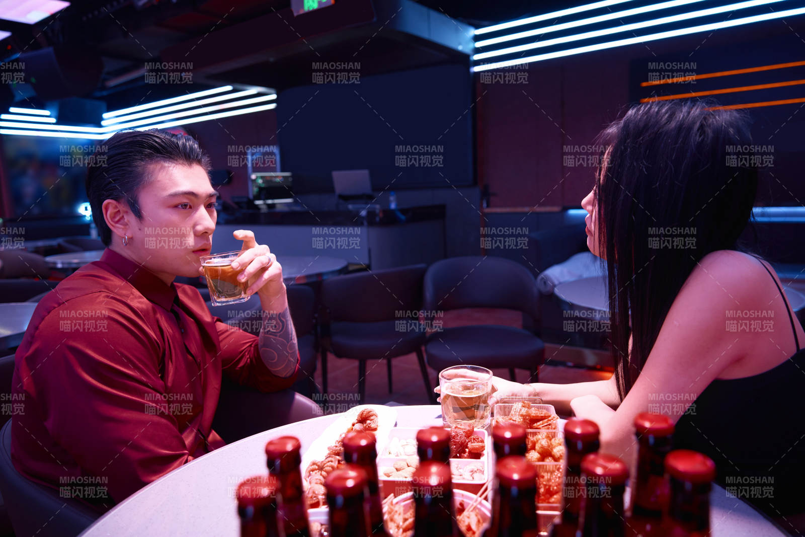 快乐的年轻情侣在酒吧喝酒聊天图片