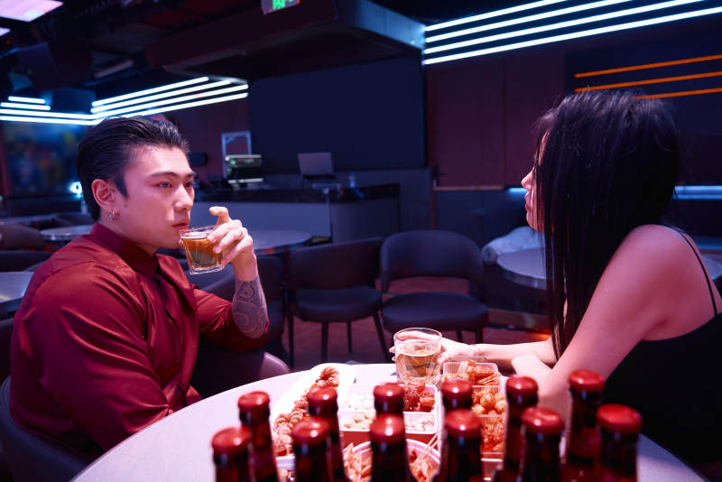 快乐的年轻情侣在酒吧喝酒聊天图片