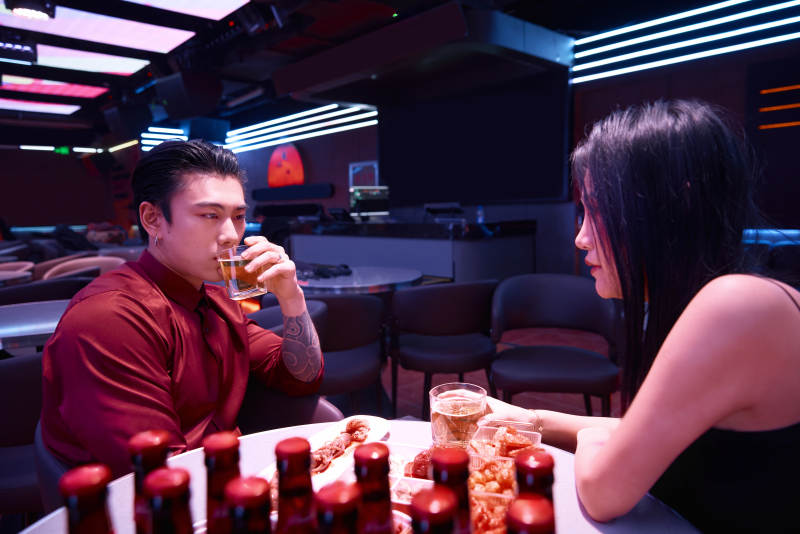 快乐的年轻情侣在酒吧喝酒聊天图片