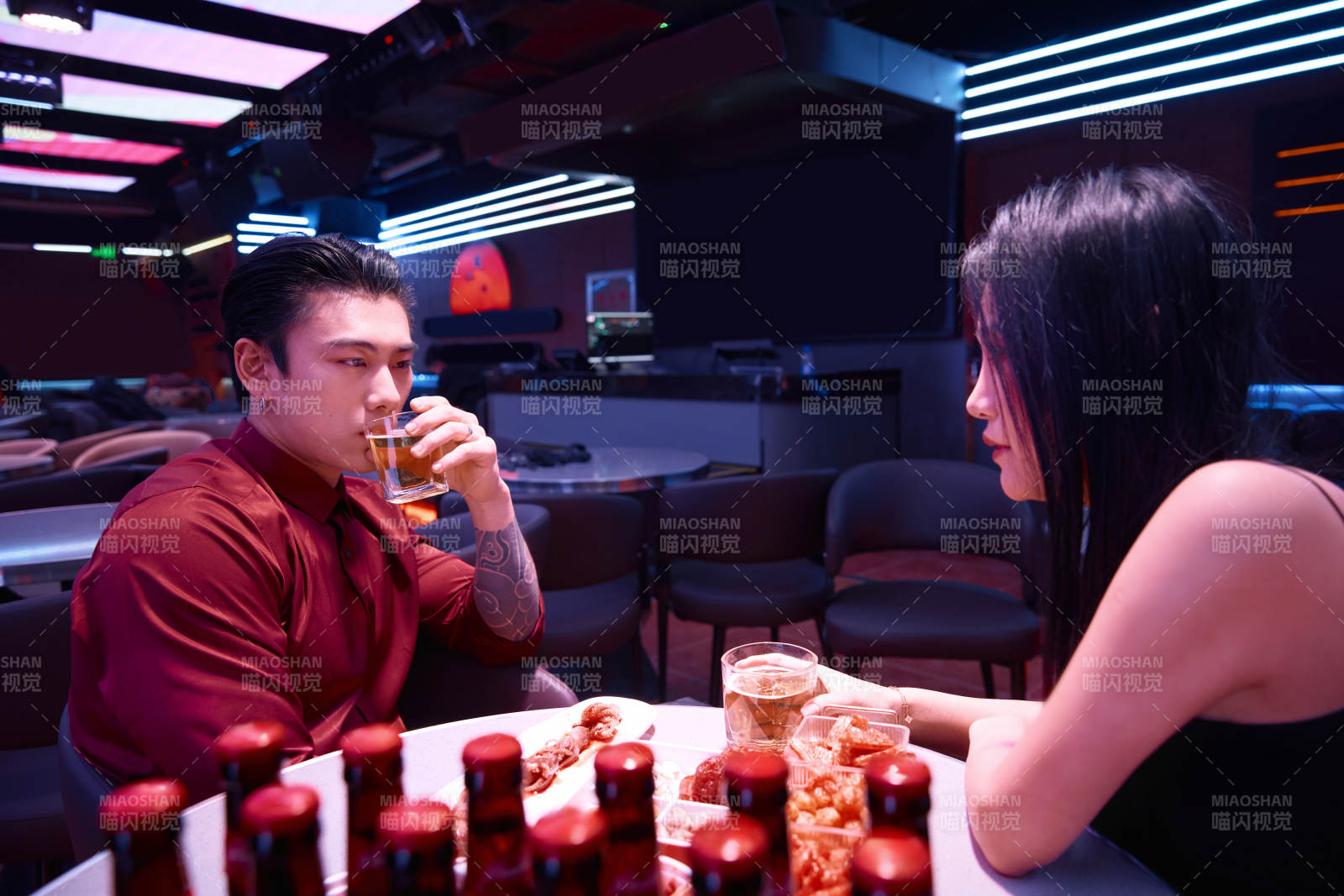 快乐的年轻情侣在酒吧喝酒聊天图片