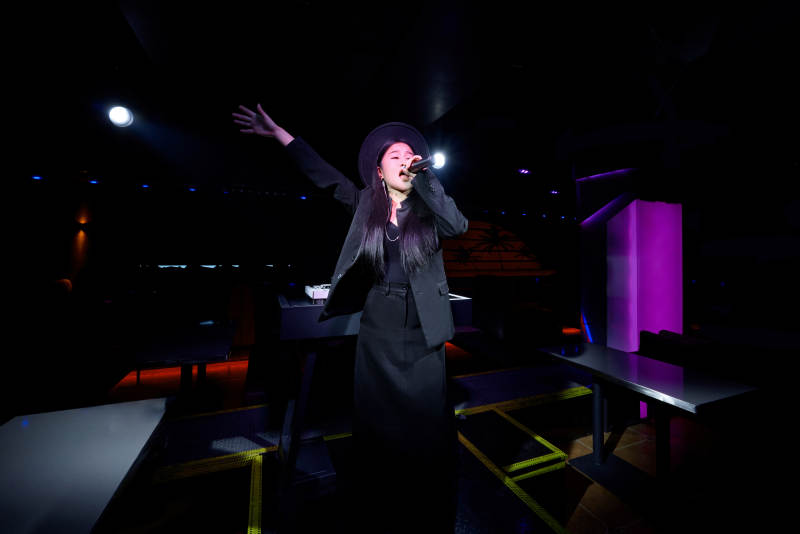 人与食物紧张忙碌的中餐厨房炒制辣子鸡丁图片