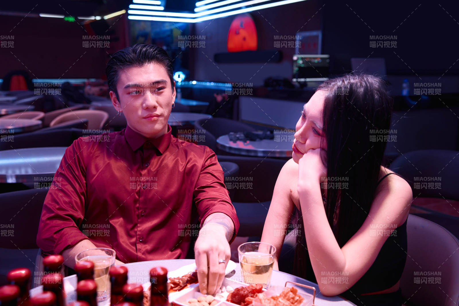 快乐的年轻情侣在酒吧喝酒聊天图片