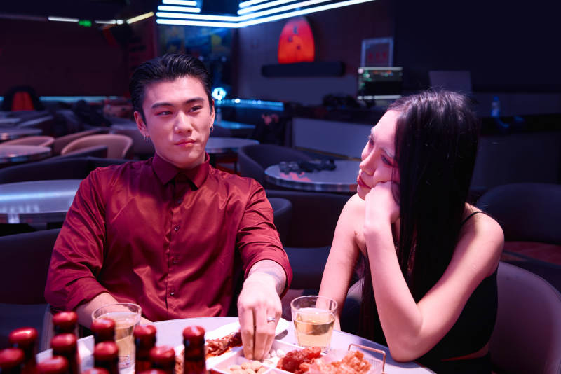 快乐的年轻情侣在酒吧喝酒聊天图片