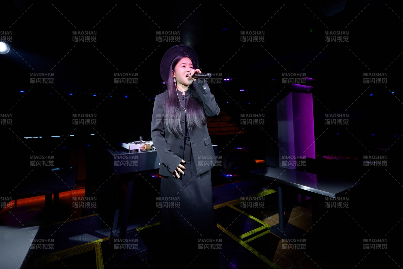 人与食物紧张忙碌的中餐厨房炒制辣子鸡丁图片