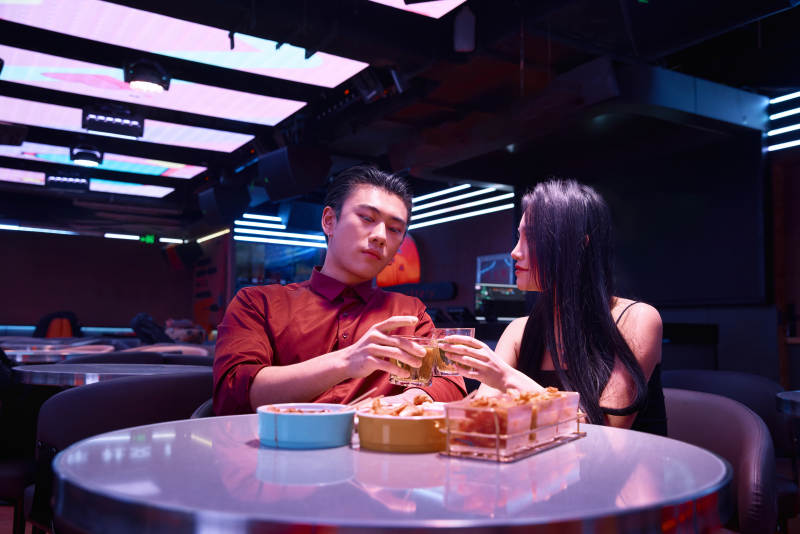 快乐的年轻情侣在酒吧喝酒聊天图片