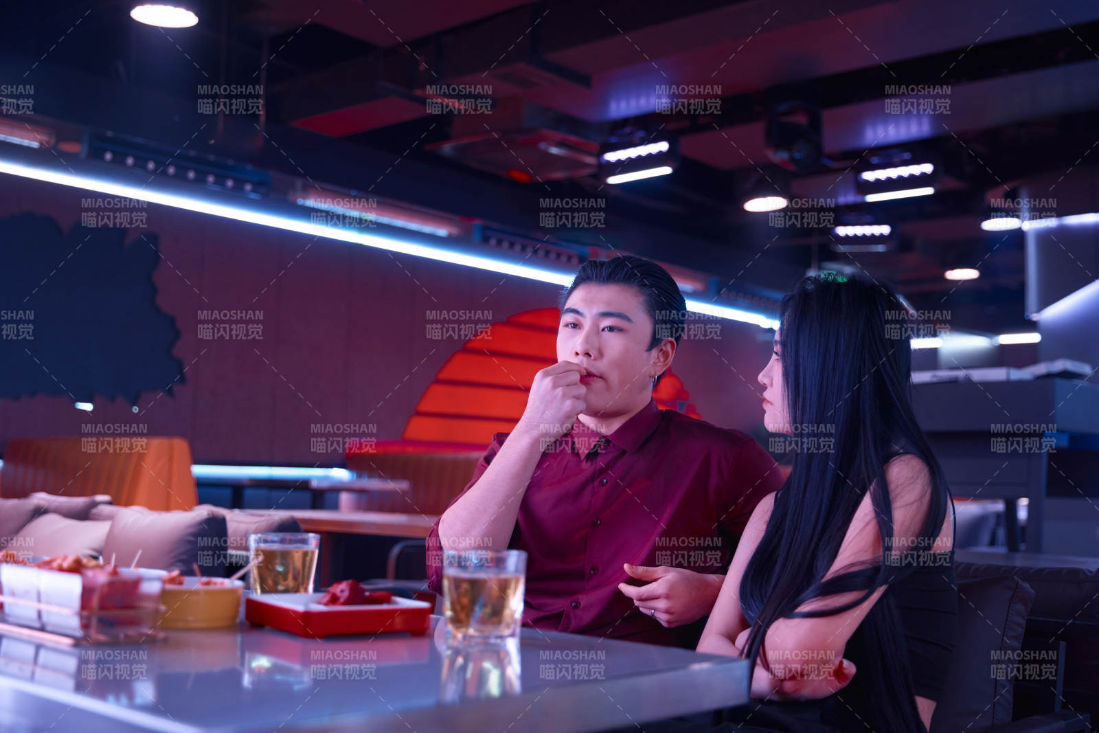 快乐的年轻情侣在酒吧喝酒聊天图片