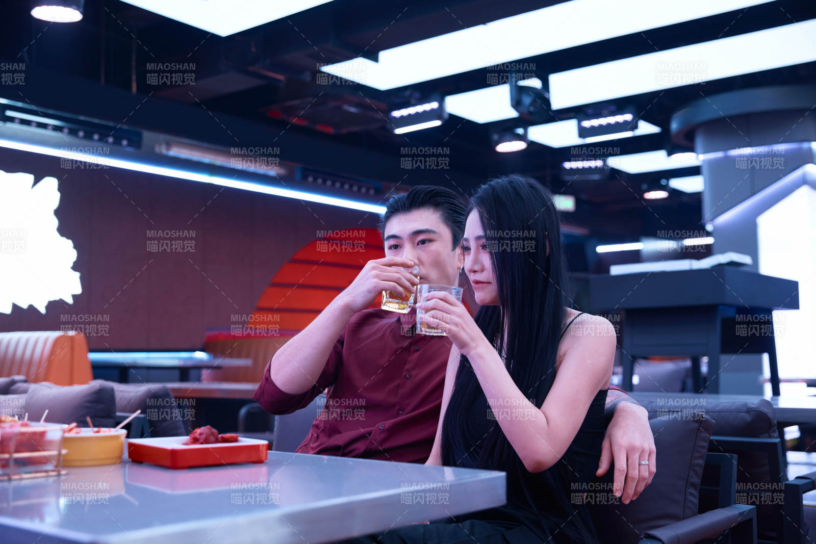 快乐的年轻情侣在酒吧喝酒聊天图片