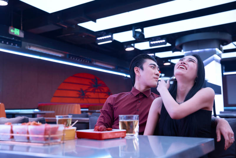 快乐的年轻情侣在酒吧喝酒聊天图片