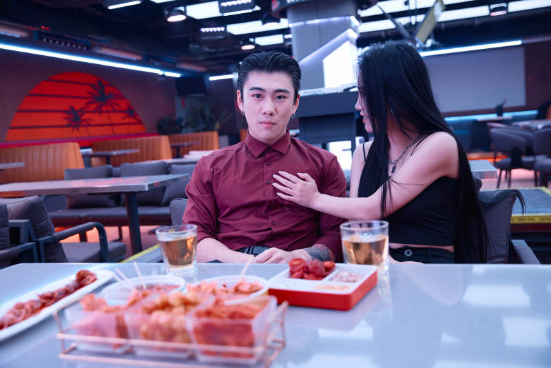 快乐的年轻情侣在酒吧喝酒聊天图片