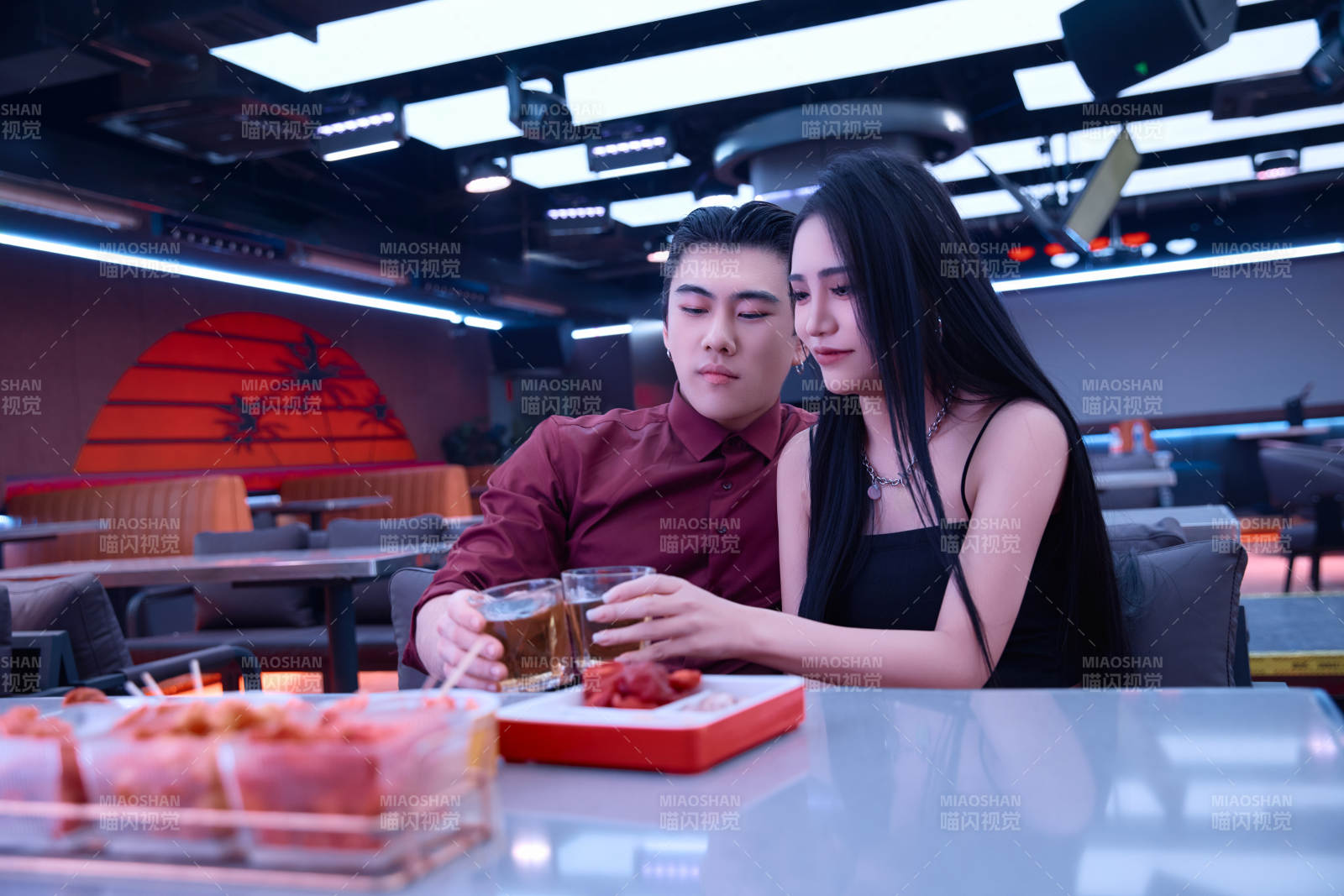 快乐的年轻情侣在酒吧喝酒聊天图片