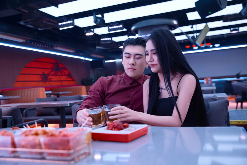 快乐的年轻情侣在酒吧喝酒聊天图片