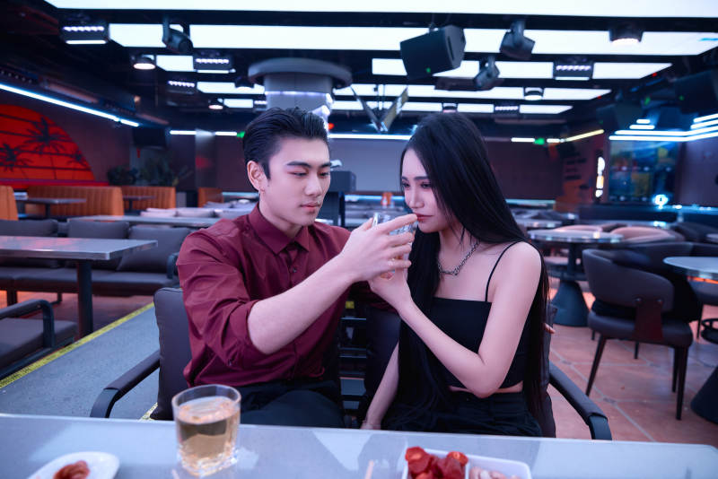 快乐的年轻情侣在酒吧喝酒聊天图片