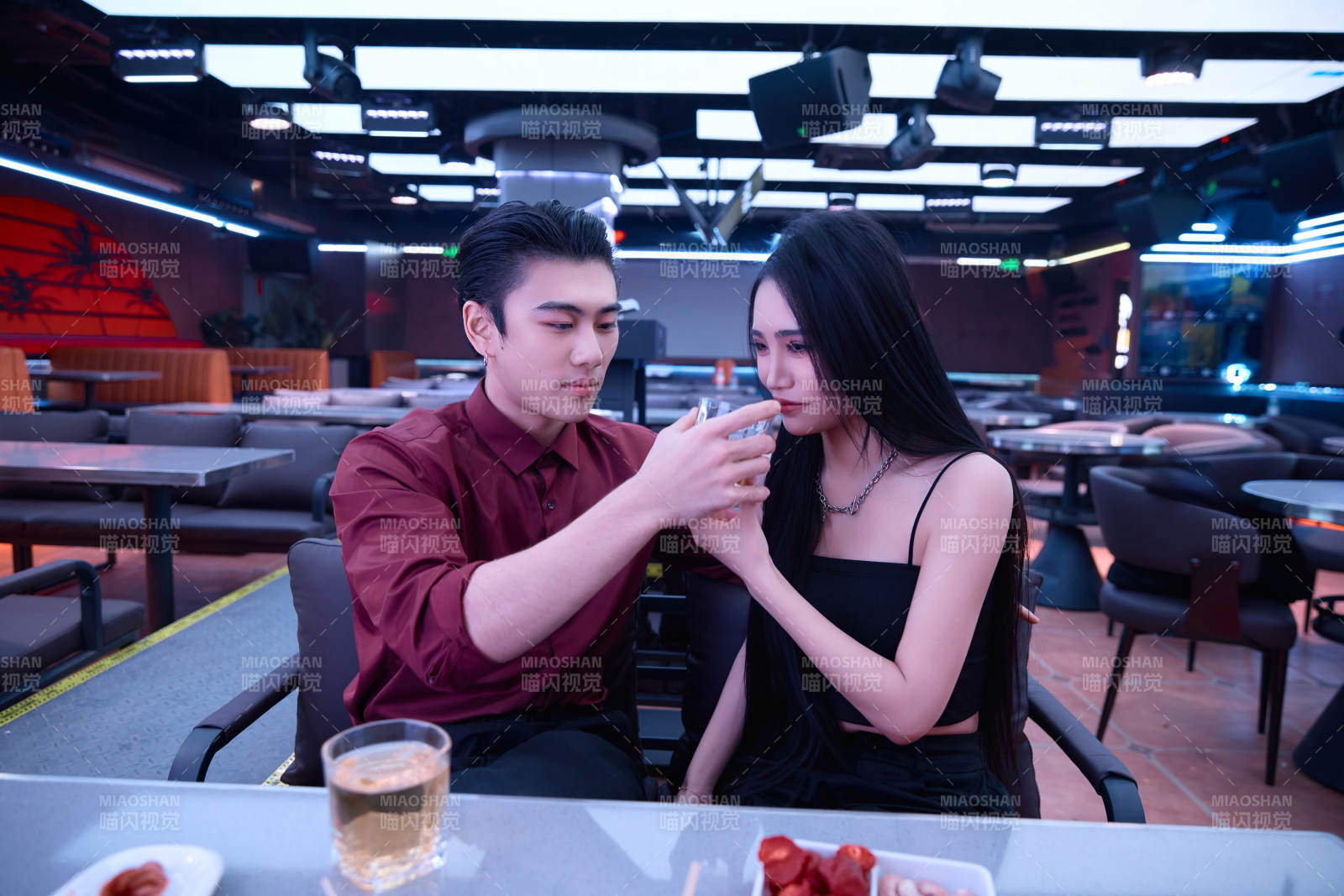 快乐的年轻情侣在酒吧喝酒聊天图片