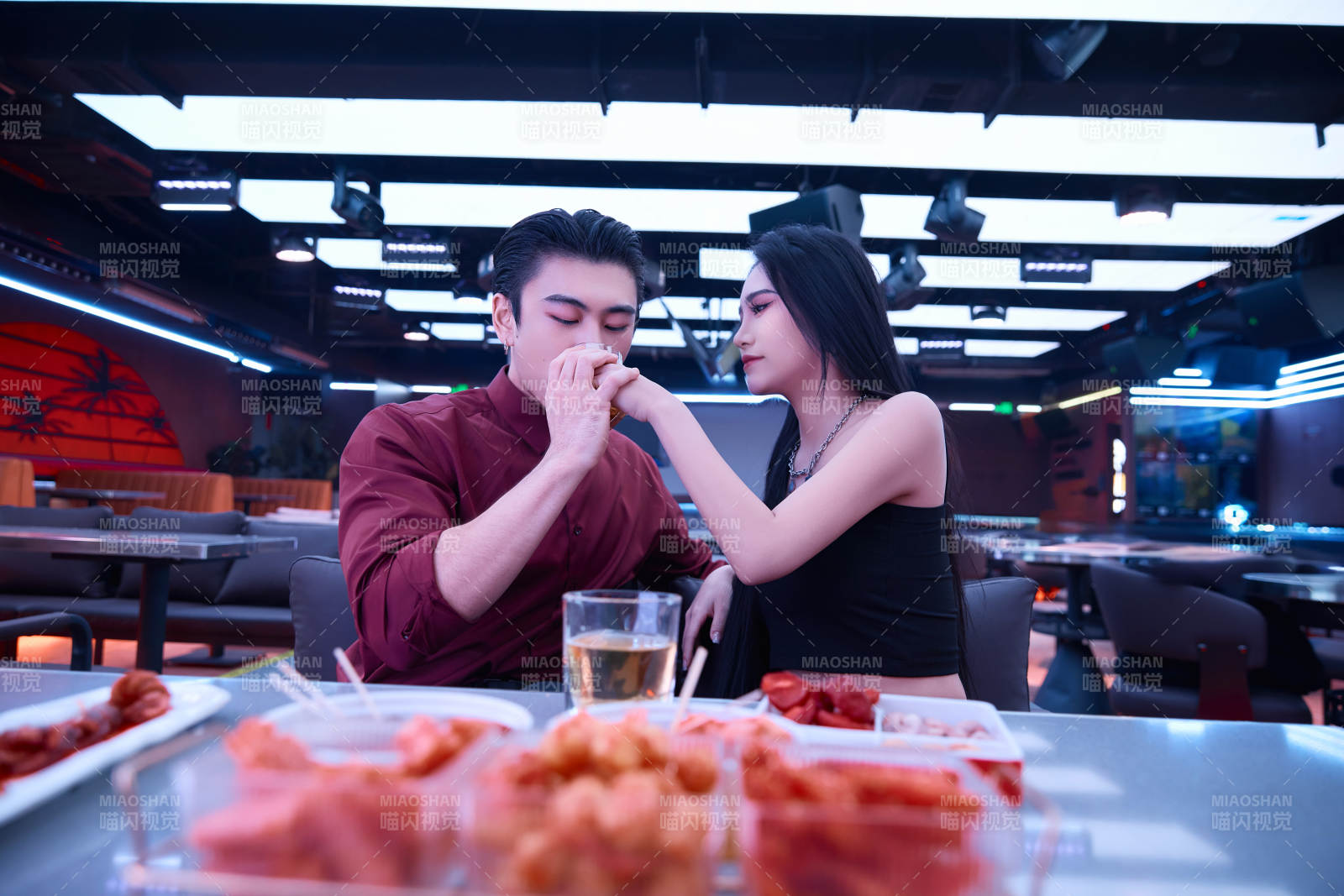 快乐的年轻情侣在酒吧喝酒聊天图片