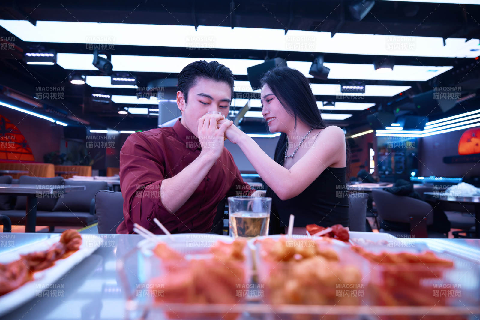 快乐的年轻情侣在酒吧喝酒聊天图片