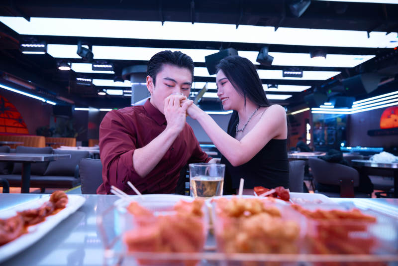 快乐的年轻情侣在酒吧喝酒聊天图片