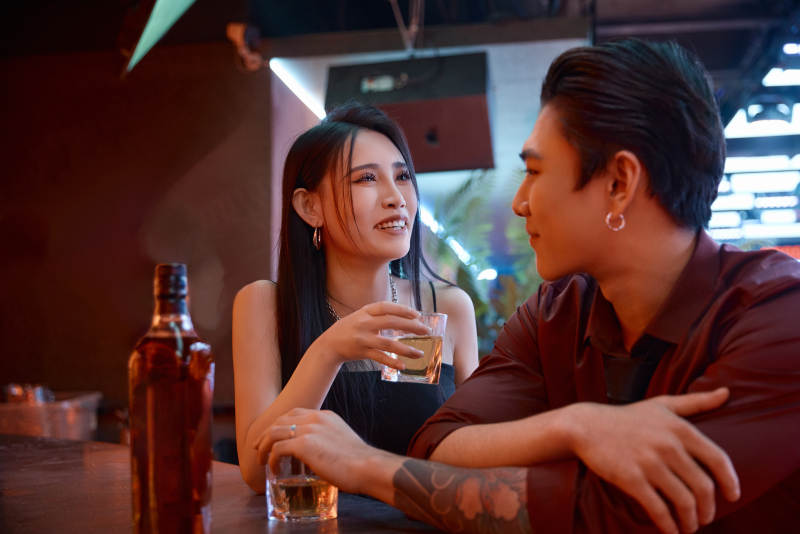 快乐的年轻情侣在酒吧喝酒聊天图片