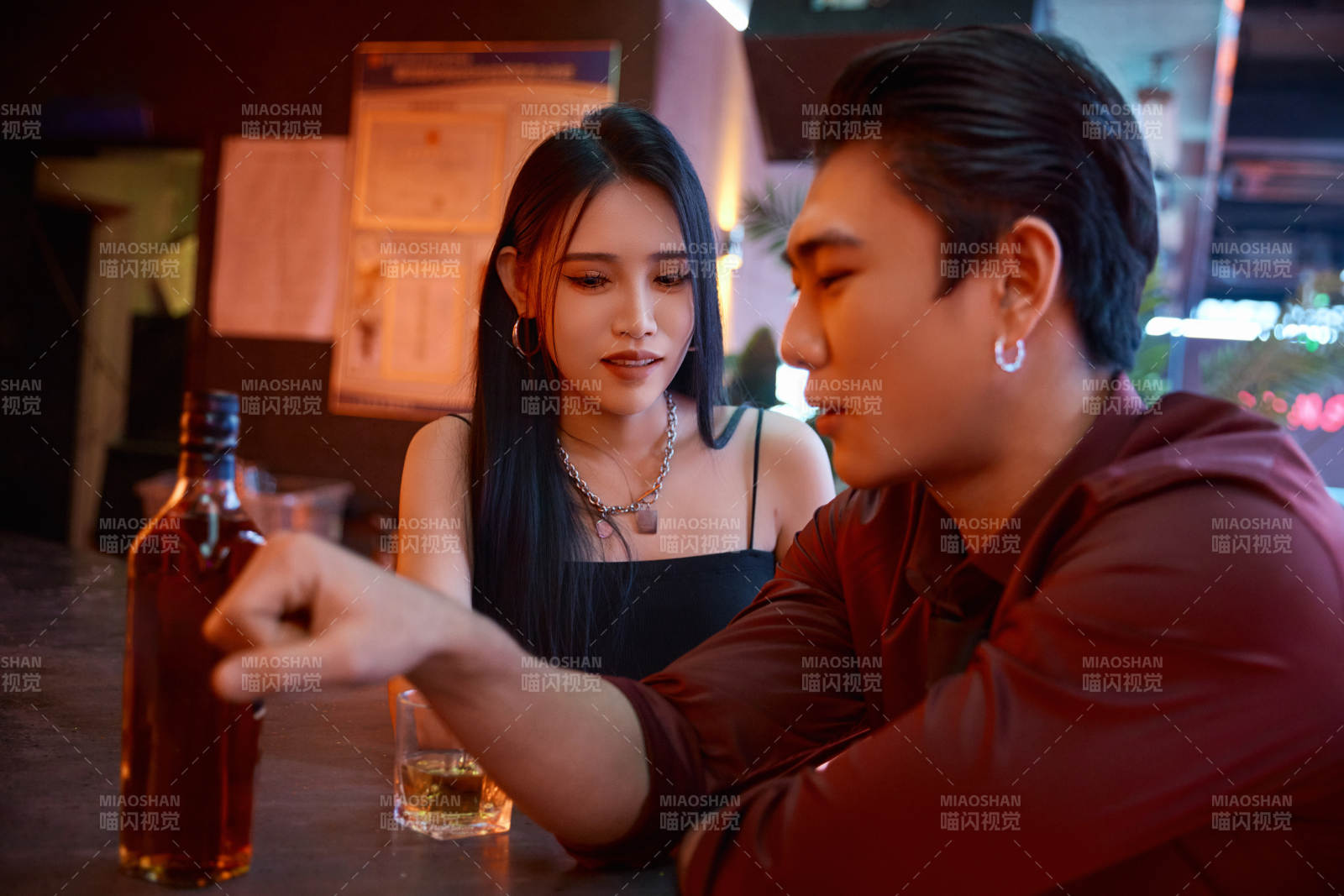 快乐的年轻情侣在酒吧喝酒聊天图片