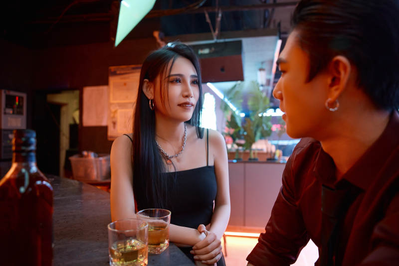 快乐的年轻情侣在酒吧喝酒聊天图片