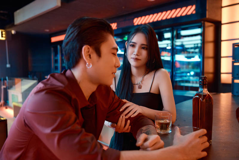 快乐的年轻情侣在酒吧喝酒聊天图片