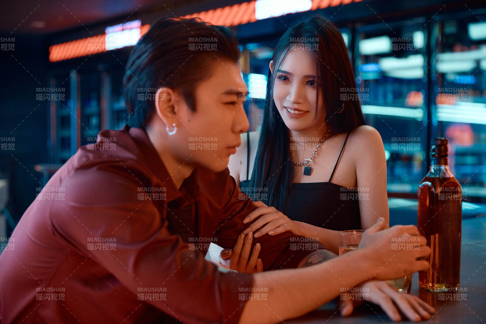快乐的年轻情侣在酒吧喝酒聊天图片