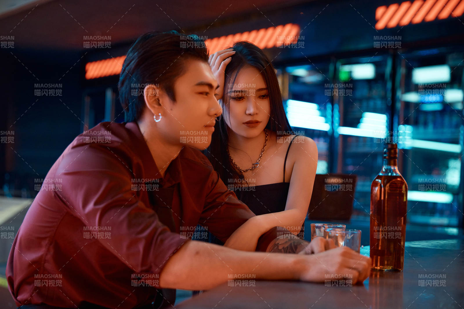 快乐的年轻情侣在酒吧喝酒聊天图片