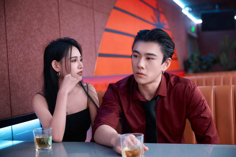 快乐的年轻情侣在酒吧喝酒聊天图片