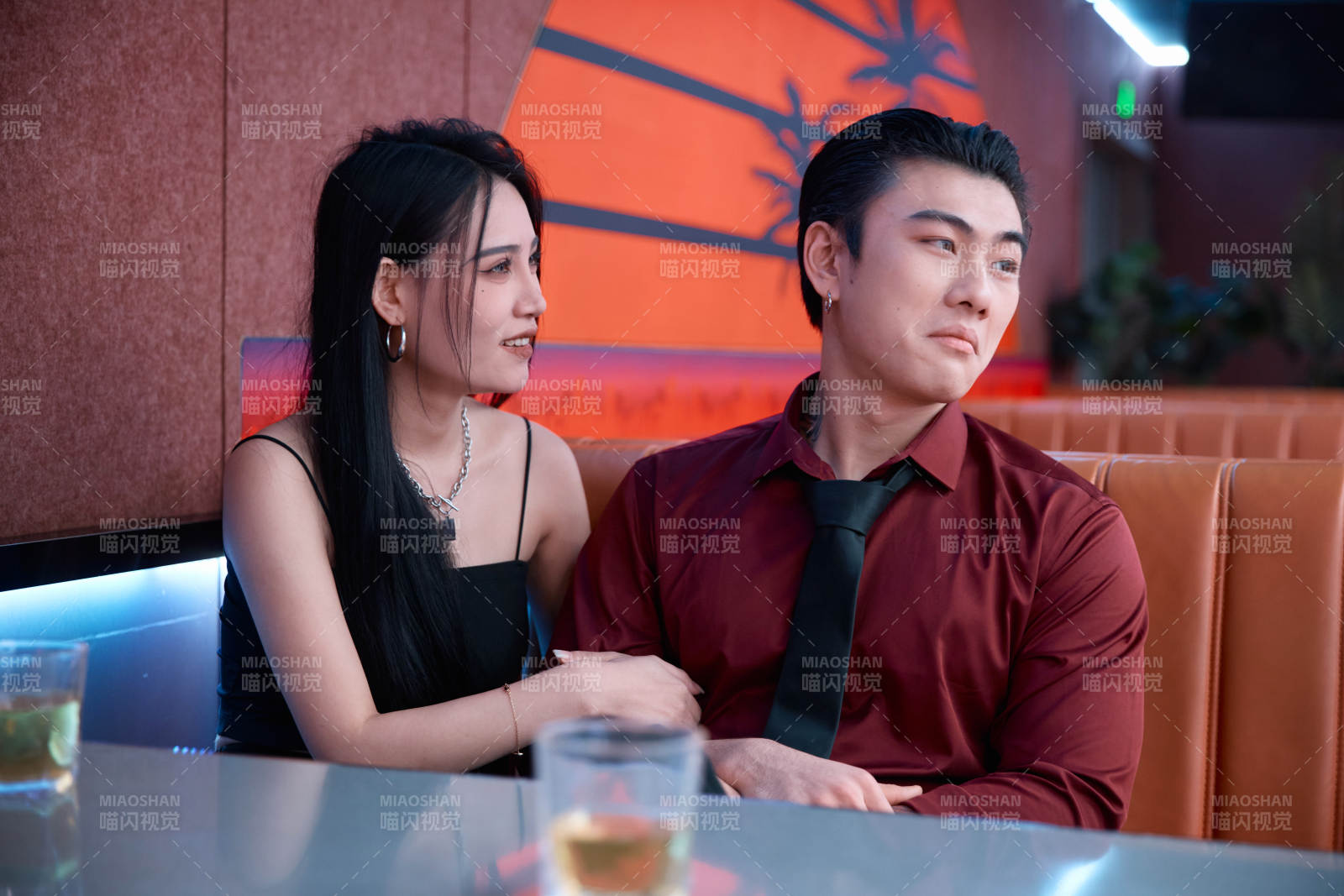 快乐的年轻情侣在酒吧喝酒聊天图片